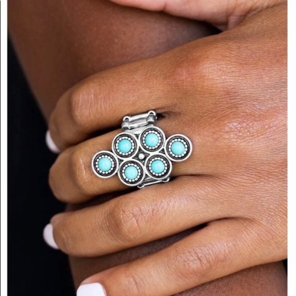 lLadies turquoise size 6-12 one size ring.